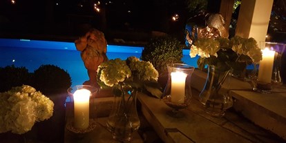 Hochzeit - Art der Location: Villa - Auch die Beleuchtung in der Nacht ist bei uns eine Herzensangelegenheit, damit sich Sie und Ihre Gäste durchgehend wohl fühlen können.  - Alte Schule