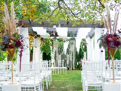 Hochzeit - Art der Location: Villa - Unser Pavillon im Garten und Schatten des alten Nußbaumes, der perfekte Ort für Ihre Trauung. - Alte Schule