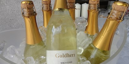 Hochzeit - Art der Location: Gasthaus - Oberösterreich - Sektempfang mit unserem "Goldherz" - hauseigener Winzersekt. - Eidenberger Alm