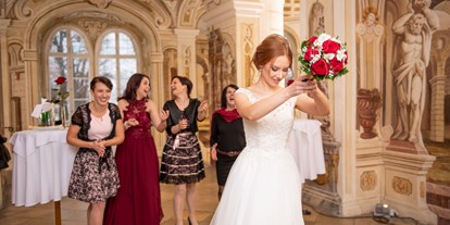 Hochzeit - Art der Location: Schloss - Niederösterreich - Brautstrauß werfen in der Freskenhalle  - Schlosshotel Rosenau