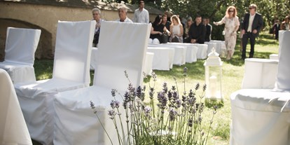 Hochzeit - Umgebung: in einer Stadt - Standesamtliche Trauung im Garten - Kunsthaus Horn