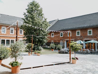 Hochzeit - Art der Location: privates Anwesen - Österreich - Innenhof und Tanzboden
 - KletzmayrHof