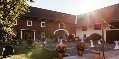 Hochzeit - Steyr - Abendstimmung im Innenhof
 - KletzmayrHof