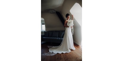Hochzeit - Art der Location: Eventlocation - Wals - Braut in der Suite getting ready. - ARCOTEL Castellani Salzburg