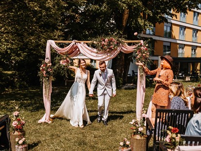 Hochzeit - Hochzeits-Stil: Traditionell - Schönau am Königssee - Freie Trauung im Lindenhof - ARCOTEL Castellani Salzburg