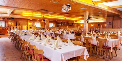 Hochzeit - Umgebung: am Land - Faistenau - großer Saal für bis zu 400 Personen, individuell bestuhlbar, mit Bühne, Tanzfläche und Bühnentechnik - Hotel Rupertihof