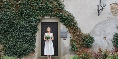 Hochzeit - Geeignet für: Hochzeit - Obermarkersdorf - Braut-Aufnahmen im Schlosshof - Schlosshotel Mailberg