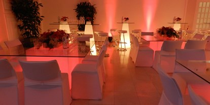 Hochzeit - Hunde erlaubt - Wien Wieden - Galabestuhlung mit LED Glasgalatischen und LED Leuchtstehtischen  - Novomatic Forum