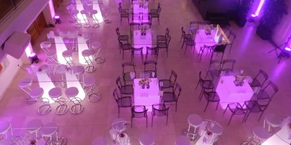 Hochzeit - barrierefreie Location - Wien - Galabestuhlung mit LED Glasgalatischen und LED Leuchtstehtischen  - Novomatic Forum