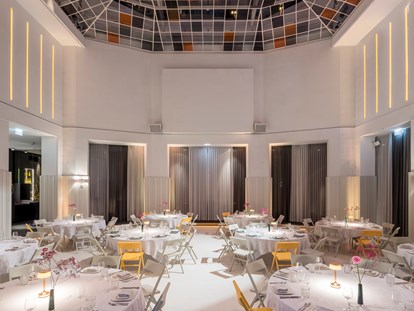Hochzeit - Art der Location: Restaurant - Donauraum - Gesamtansicht SAAL mit gedecketen Galatischen - SAAL der Labstelle Wien