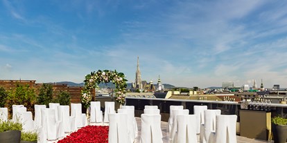 Hochzeit - barrierefreie Location - Österreich - Atmosphere Rooftop Bar im Sommer - Standesamtliche oder Freie Trauung - The Ritz-Carlton, Vienna