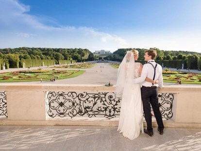 Hochzeit - Sommerhochzeit - Wien Wieden - Hochzeitsbilder können im Freibereich am ganzen Freigelände gemacht werden (ausgenommen sind die Bereiche mit gesondertem Eintritt)  - Schloss Schönbrunn Orangerie und Apothekertrakt 