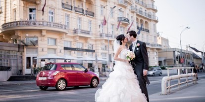 Hochzeit - Wien Leopoldstadt - das Hochzeitspaar vor unserem wunderschönem Hotel - Austria Trend Parkhotel Schönbrunn