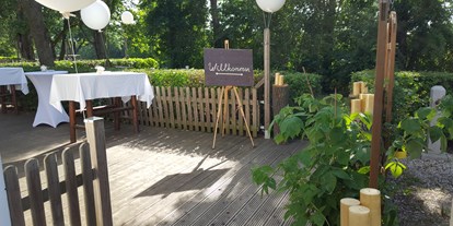 Hochzeit - Umgebung: in Weingärten - Wien Leopoldstadt - Eingang Terrasse bei einer unserer Gartenhochzeiten - Berggasthof Magdalenenhof