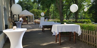 Hochzeit - Art der Location: Restaurant - Donauraum - Sektempfang und Eingang zu einer Gartenhochzeit - Berggasthof Magdalenenhof