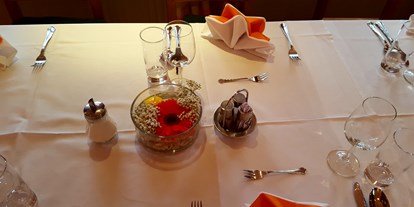 Hochzeit - Geeignet für: Geburtstagsfeier - Wien Döbling - Tischdekoration bei einer Hochzeitsfeier im Lokal - Berggasthof Magdalenenhof