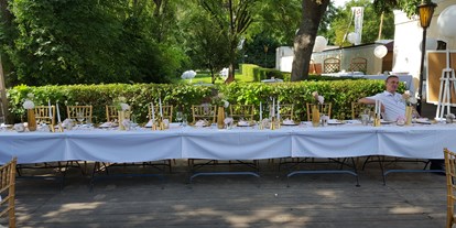 Hochzeit - Personenanzahl - Wien Wieden - Tafel einer unserer Gartenhochzeiten - Berggasthof Magdalenenhof
