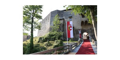 Hochzeit - Hochzeits-Stil: Boho - Dienten am Hochkönig - Burg Golling - Burgaufgang - Burg Golling