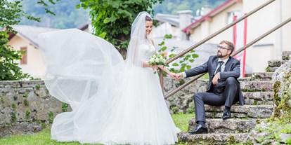 Hochzeit - Hochzeits-Stil: Modern - Schönau am Königssee - Brautpaar im Burggarten - Burg Golling
