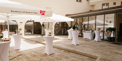 Hochzeit - Hochzeits-Stil: Boho - Dienten am Hochkönig - Aperitif im Burginnenhof - Burg Golling