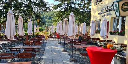 Hochzeit - Umgebung: in einer Stadt - Wien - Gastgarten wartet auf die Hochzeitsgäste  - Hochzeitssaal Wien Rosental