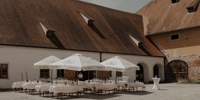 Hochzeit - Hochzeitsessen: mehrgängiges Hochzeitsmenü - Bayern - Der Innenhof des Prielhof bestuhlt für Kaffee und Kuchen am Nachmittag - Klosterschenke Scheyern - Prielhof