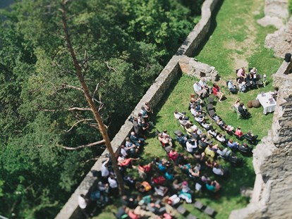 Hochzeit - Art der Location: Burg - Dürnstein - Heiraten im Freien auf der Ruine Dobra in Niederösterreich.
Foto © thomassteibl.com - Ruine Dobra