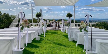 Hochzeit - Art der Location: Weingut/Heuriger - Österreich - Trauungs Set up auf der Infinity Terrasse - Hannersberg - der Hochzeitsberg