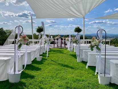 Hochzeit - Art der Location: Weingut/Heuriger - Trauungs Set up auf der Infinity Terrasse - Hannersberg - der Hochzeitsberg