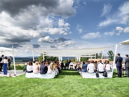 Hochzeit - Umgebung: in Weingärten - Österreich - Trauungs Set up im Pavillon - Hannersberg - der Hochzeitsberg