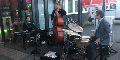 Hochzeit - Umgebung: am Land - Fohnsdorf - Live Band auf der Terasse - Hotel Fohnsdorf
