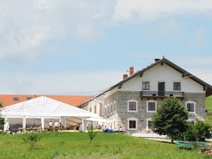 Hochzeit - Art der Location: Bauernhof/Landhaus - Blick auf Lamplstätt mit Zelt - hier haben 200 Personen gefeiert - Hochzeitslocation Lamplstätt - 3 Tage feiern ohne Sperrstunde
