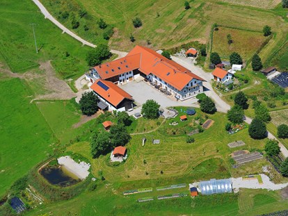 Hochzeit - Umgebung: am Fluss - Engelsberg - Luftbild von Lamplstätt mit 35 ha um die Location - Hochzeitslocation Lamplstätt - 3 Tage feiern ohne Sperrstunde