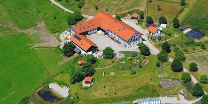 Hochzeit - Bayern - Luftbild von Lamplstätt mit 35 ha um die Location - Hochzeitslocation Lamplstätt - 3 Tage feiern ohne Sperrstunde