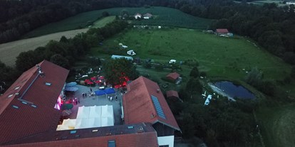 Hochzeit - Garten - Bayern - Hochzeit Übersicht bei Nacht mit Zelt
 - Hochzeitslocation Lamplstätt - 3 Tage feiern ohne Sperrstunde