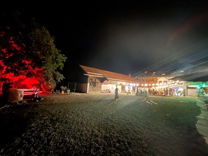 Hochzeit - Umgebung: am Fluss - Hochzeit mit nächtlicher Beleuchtung - Hochzeitslocation Lamplstätt - 3 Tage feiern ohne Sperrstunde