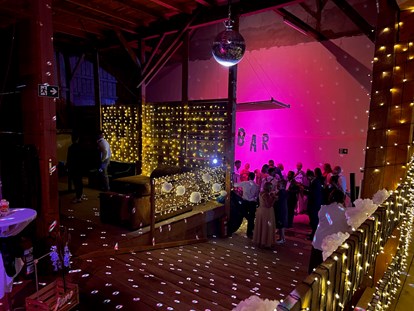 Hochzeit - Umgebung: in den Bergen - Tanzen und Bar in der Scheue - Hochzeitslocation Lamplstätt - 3 Tage feiern ohne Sperrstunde