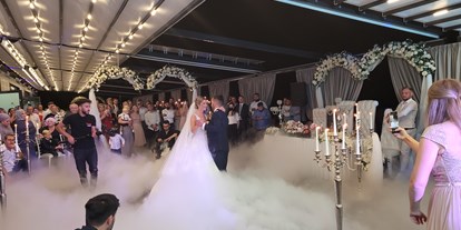 Hochzeit - Geeignet für: Private Feier (Taufe, Erstkommunion,...) - Werne - Traumhafter 1. Tanz, begleitet von Nebel und einem Feuerwerk. 
 - BY-Eventcenter