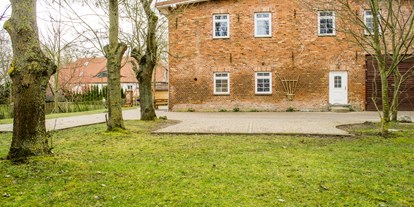 Hochzeit - Art der Location: Bauernhof/Landhaus - Ralswiek - Frontansicht unseres Hauses mit Parkplätzen - Traumhaftes Anwesen auf Rügen in Poppelvitz