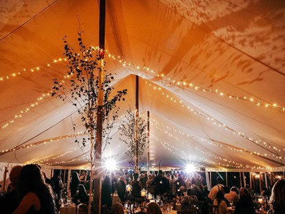 Hochzeit - Hochzeits-Stil: Rustic - Atzenbrugg - Unsere Lichterketten findet ihr im ganzen Marquee Zelt. Natürlich könnt Ihr bestimmen ob Ihr mehr oder weniger Beleuchtung wollt.  - Schloss Jeutendorf Marquees