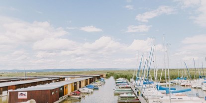 Hochzeit - Umgebung: am See - Weiden am See - Bootsanlegeplatz beim Seerestaurant Katamaran. - Seerestaurant Katamaran