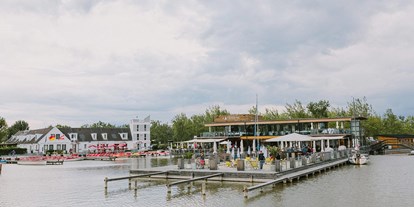 Hochzeit - Umgebung: mit Seeblick - Lackendorf - Auf zwei Etagen finden bis zu 270 Hochzeitsgäste Platz. - Seerestaurant Katamaran