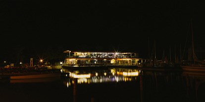 Hochzeit - Umgebung: am See - Weiden am See - Das Seerestaurant Katamaran am Neusiedlersee bei Nacht.
 - Seerestaurant Katamaran