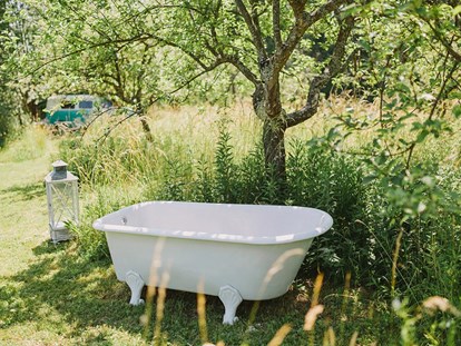 Hochzeit - Umgebung: in Weingärten - Burgau (Burgau) - Für alle die kalte Füsse bekommen - schnell noch ein heißes Bad nehmen. - Die Träumerei