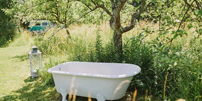 Hochzeit - Umgebung: am Land - Thermenland Steiermark - Für alle die kalte Füsse bekommen - schnell noch ein heißes Bad nehmen. - Die Träumerei