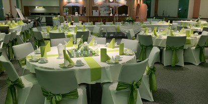 Hochzeit - Hochzeitsessen: Buffet - Deutschland - Hochzeit mit Banketttischen und Hussen, Nischen, grüne Deko und grüne LED-Schmuckfarbe, Mittel-BAR - Mittel-BAR Schönheide