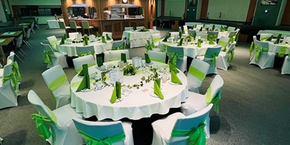 Hochzeit - Hochzeits-Stil: Boho-Glam - Neumark (Vogtlandkreis) - Mittel-BAR Hochzeitslocation Schönheide grün mit grünen Schleifen - Mittel-BAR Schönheide