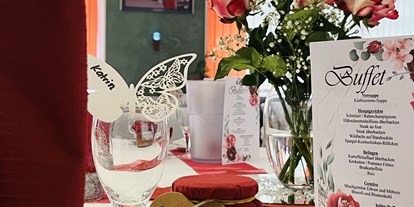 Hochzeit - Hochzeits-Stil: Industrial - Deutschland - Mittel-BAR Detail Tisch-Deko Hochzeit rot - Mittel-BAR Schönheide
