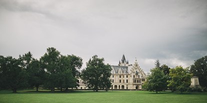 Hochzeit - Pottenbrunn - Das Schloss Grafenegg eingebettet in die riesige Gartenanlage. - Schloss Grafenegg