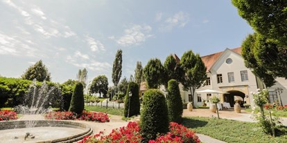 Hochzeit - barrierefreie Location - Österreich - Schlossgarten des Weinschloss Thaller mit Springbrunnen - Weinschloss Thaller
